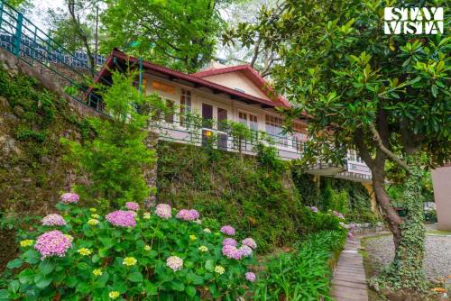 StayVista at Belmont House with Bonfire, Gazebo, Lawn in Kasauli