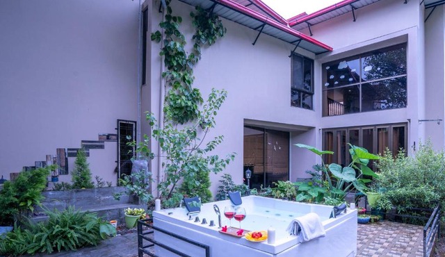 StayVista at Jackfruit Villa with Jacuzzi