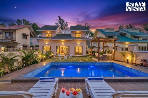 StayVista at Mooncrest Manor with Pool, Lawn