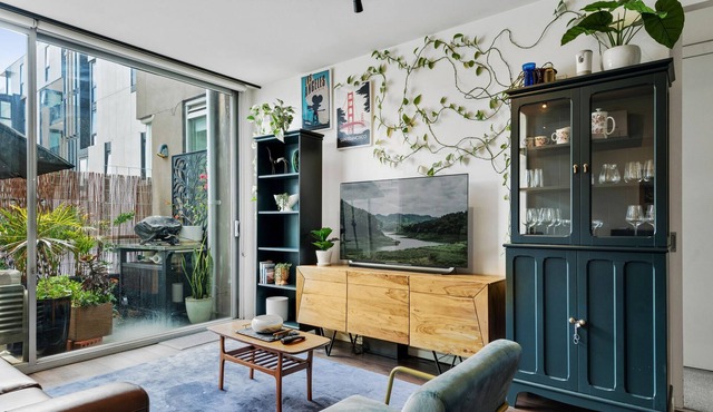 Steps from Chapel St, Charming Windsor 2-bed Home in Windsor