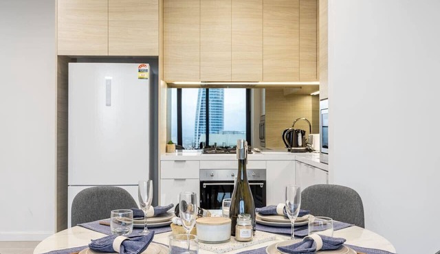 Steps to beach and cafes w/Gym & Sauna Room in Surfers Paradise