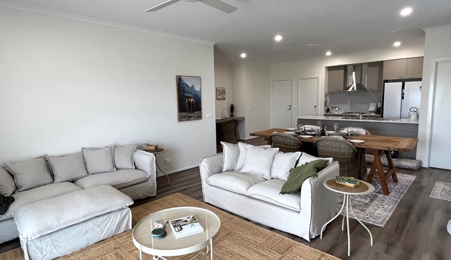 Stringybark Quarters - Beautiful Brand New 2BR Self-Contained Apartment in Seaton