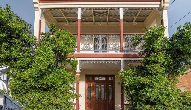Studio in Ashgrove W/Bedroom Loft in Ashgrove