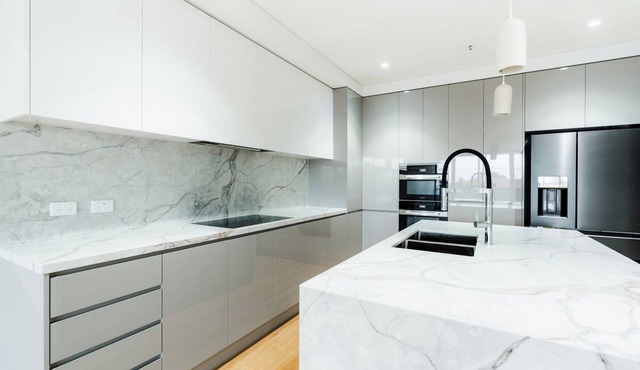 Stunning 3Br new penthouse 15 minute drive to Tullamarine Airport 8km from CBD in Pascoe Vale
