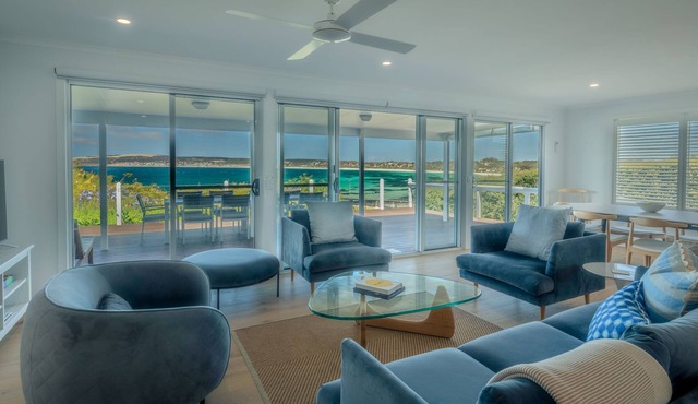 Stunning beachfront home - Pet friendly in Emu Bay