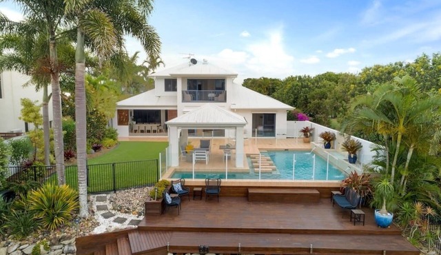 Stunning Waterfront Coastal Retreat, sleeps 15 in Twin Waters