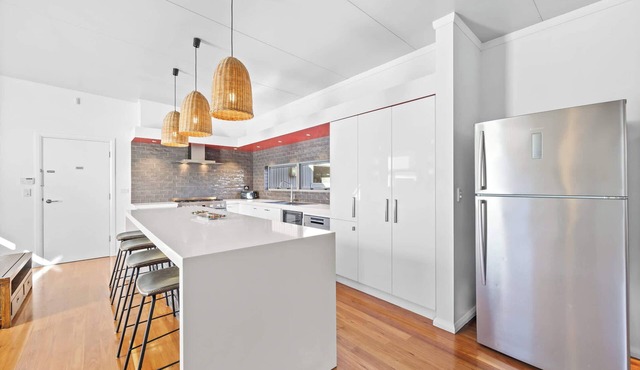Stylish 4-Bedroom Coastal Family-Friendly Retreat in Hamilton Hill
