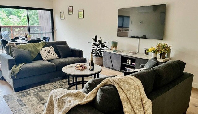 Stylish & Central Healesville Apartment with Leafy Views & Balcony in Healesville