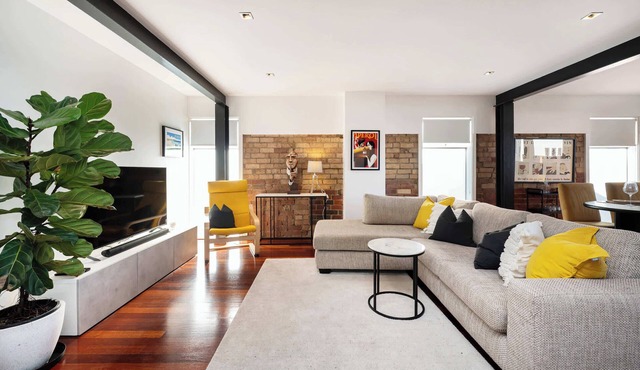 Stylish Fitzroy Warehouse Apmnt with Balcony & BBQ in Fitzroy