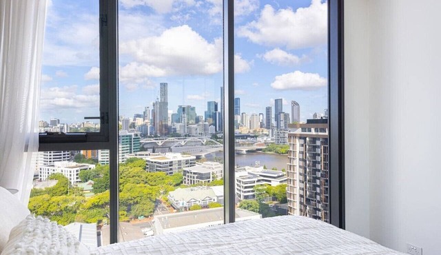 Stylish Milton Pad - Sweeping River Views & Pool in Milton