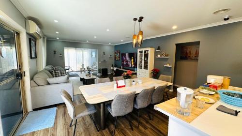 Stylish Small Ocean Homestay Near Deer Park Train Station in Deer Park