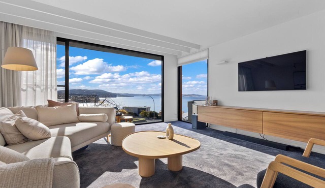 Suncoast Summer House Stunning River Derwent Vista in Blackmans Bay