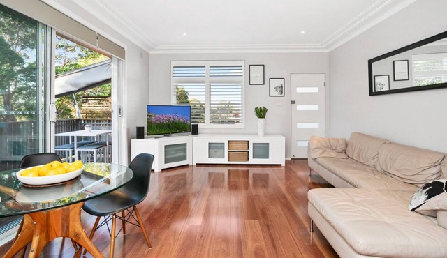 SUNNY PRIVATE BEACH PAD in Freshwater