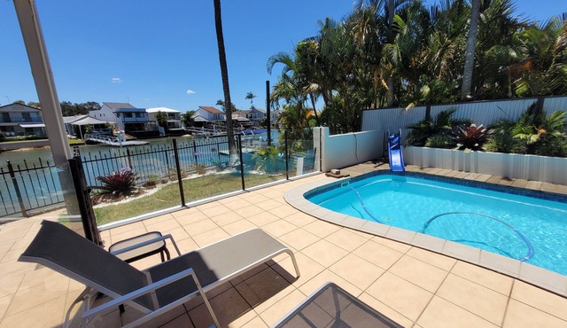 Sunny Spacious Canal Home - pool, kayaks, beach in Mooloolaba