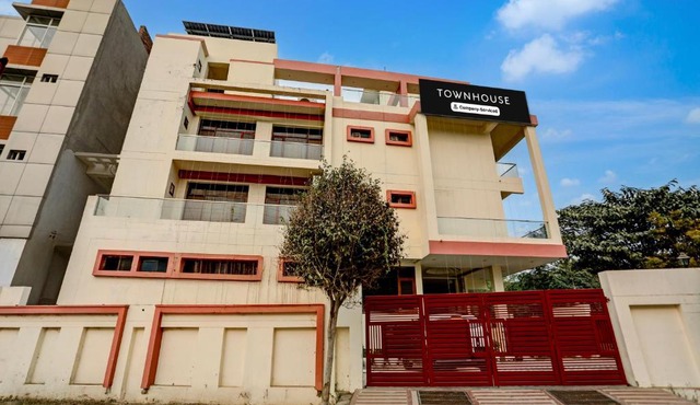 Super OYO Townhouse Gomti Nagar Sector 1 Formerly The Gahmar Inn