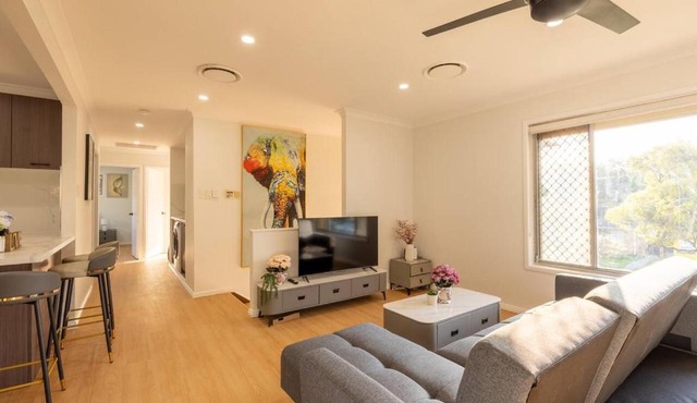 Super Value 4BR House near Westfield Shops and Parks in Brisbane