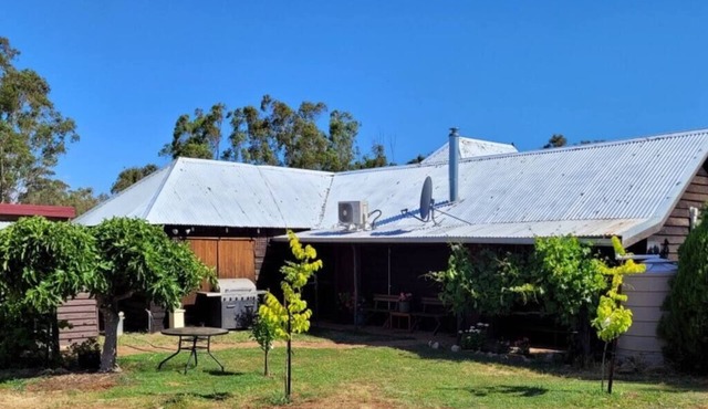 "Talbot" Rustic style accommodation with Mod Cons in Katrine