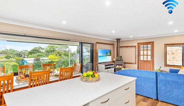 Tanapaser – spacious centrally located home with fireplace in Currarong