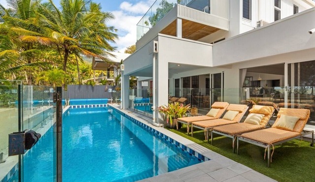 Tenterfield on Oak is the serene tropical beachfront retreat you have been searching for! in Oak Beach