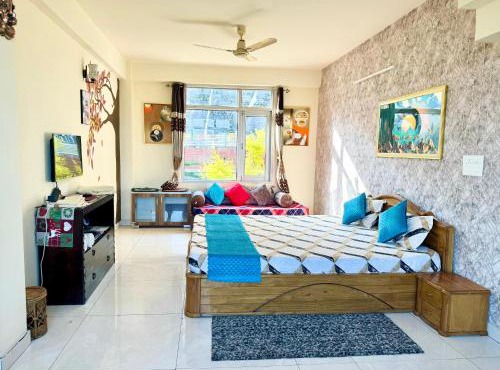 The Auriga 3BHK Fully Entair Villa in kasauli I Pvt Stay I Open Air Terrace I Kitchen Livingroom I Lawn Bonfire I Gaming Zone