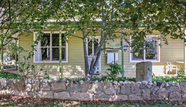 The Bark Hut – a cosy retreat just steps from Beechworth’s best! in Beechworth