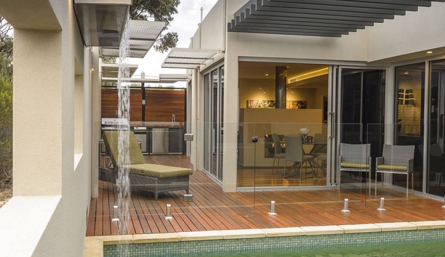 The Frames 'Pastiche' Luxury Retreat overlooking River Murray private Pool, Spa in Paringa