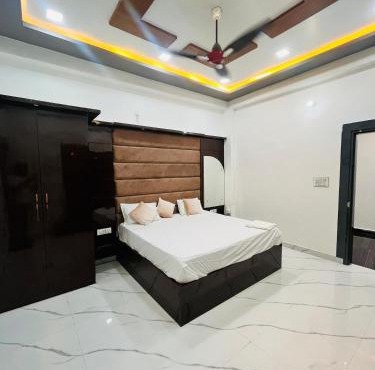 The Glitch Hotel And Restaurant in Jaswantnagar