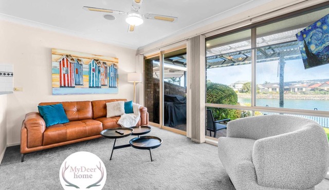 The Lakefront House - Private Pontoon & Lakeview in Encounter Bay