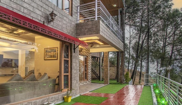 The Mahalaxmi Villa l Jacuzzi I Pet friendly & 3 Bedroom Serviced Villa I Open Air Lawn I Bonfire Available I Kasauli By Exotic Stays in Kasauli
