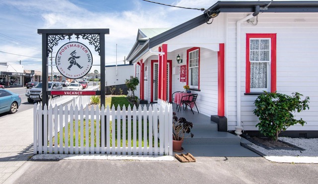 The Postmaster Inn Bed and Breakfast - Smithton R1 - Free Continental Breakfast in Smithton