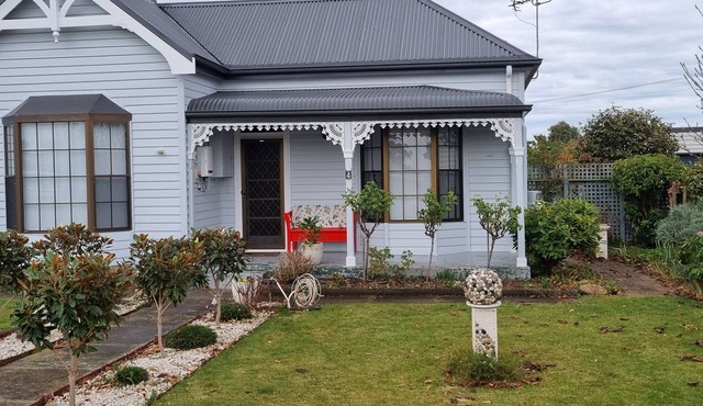 The Red Door - 1 Bedroom Studio and Bfst in West Ulverstone