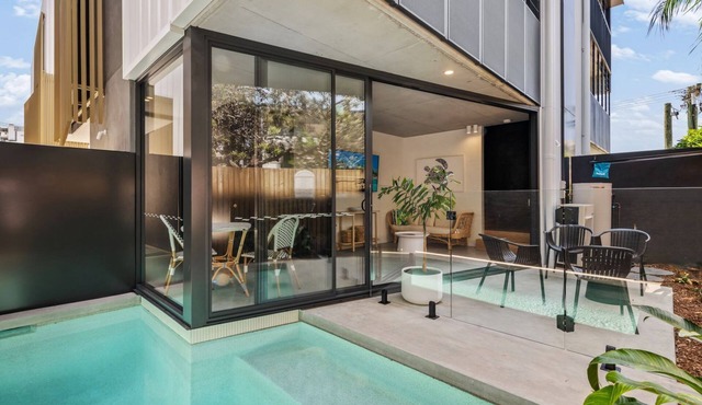 The Smith luxury holiday home with heated pool near beach in Mooloolaba