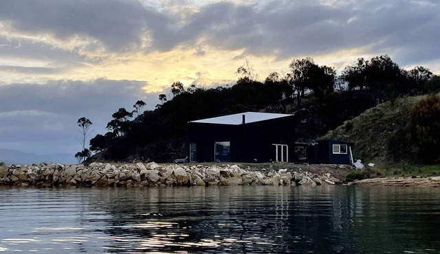 The Studio - Seclusion by the water with your own private beach. in Penna