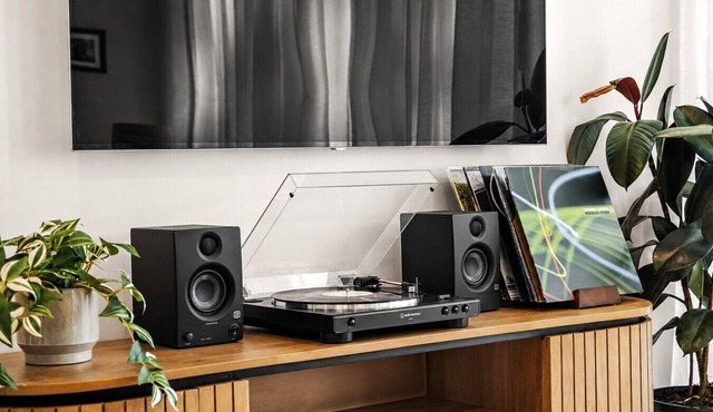 The Vinyl Abode | Free Parking + 5-Minute CBD Walk in West Melbourne