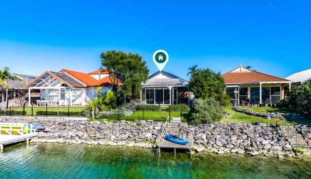 The Water House - Lakeside Serenity & Modern Comfort in Encounter Bay