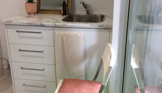 Toorak pristine central area pool, minutes to transport, shops, services. in Melbourne