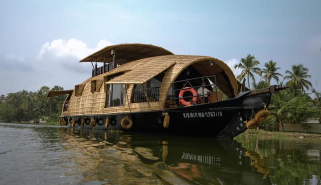 Traditional Luxury Houseboat Island of Hope -Alleppey in Champakulam