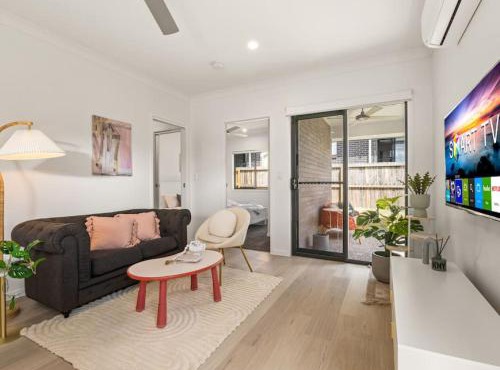 Tranquil 2BR Retreat with Local Charm and Comfort in Browns Plains