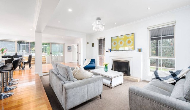 Tranquil Large Retreat FirePlace I Alfresco I Pool in Donvale