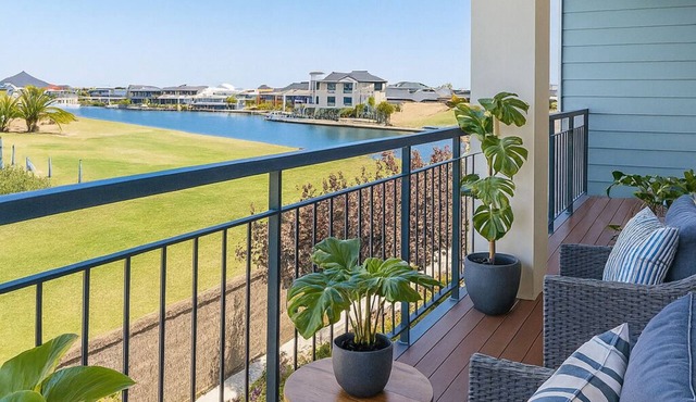 Tranquil luxury 1-bedroom apartment - partial canal views charming Halls Head in Halls Head