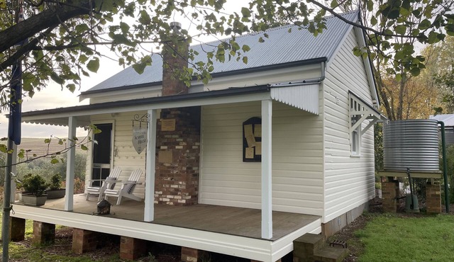 Two Creeks School House in Forest Reefs