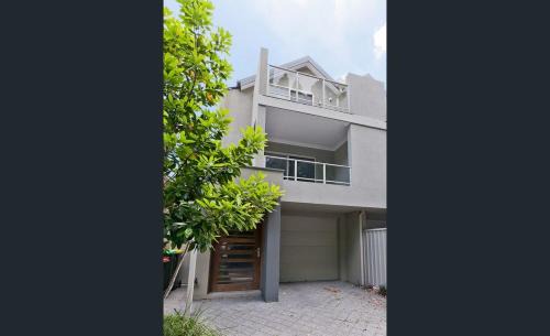 Urban Retreat CBD Perth House 4BR 3BA 2PK SLEEP 8! in Perth