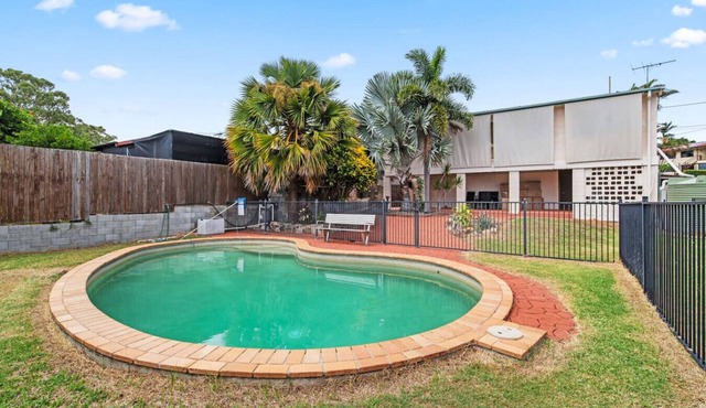 Value 3 Beds Family Stay w/Pool, Near Bay & Shops in Wynnum