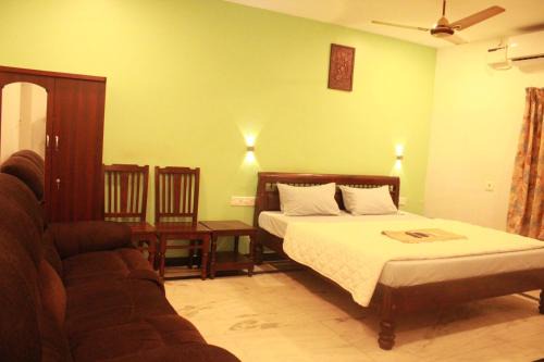 VCP Beach Resort with SWIMMING POOL in Kālapettai