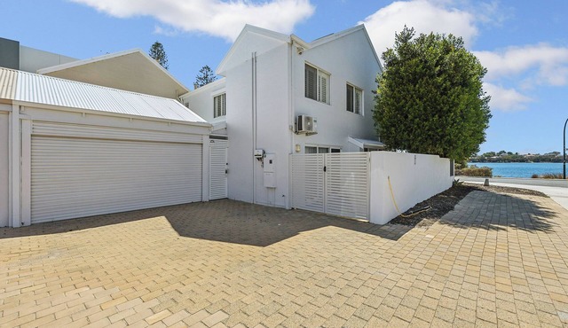 Wake Up on the River! Absolute Waterfront | Sleeps 6 | 3x2 + Garage in Mount Pleasant