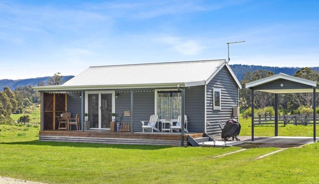 Wakefields - an enchanting mountain view cottage in Mole Creek
