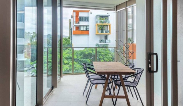 Walk to River, Cute Designer 2BR Apt in West End in West End