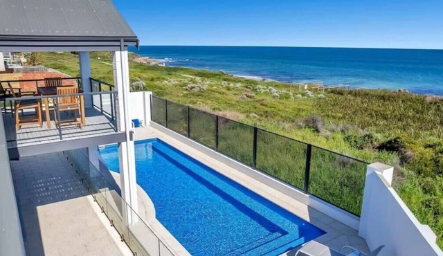 Waterfront Oasis! with Private Pool in Halls Head