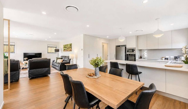 Wattle Villa | 2BR, 2BA | CBD & Airport Nearby in Warrane