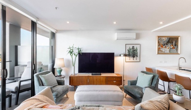 Wellness and Style - 2BR Apartment with Pool, Hot Tub and Gym in Moonee Ponds